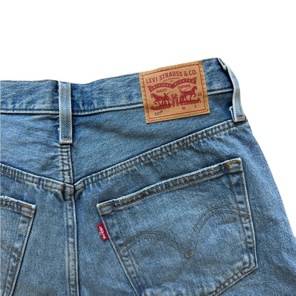 NWOT Women's Levi's 501 Classic Blue Distressed Denim Shorts Jeans Size 30 - Picture 3 of 7